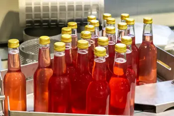 5. Plne naplnené a zapečatené fľaše čakajú na pasterizáciu a označenie.